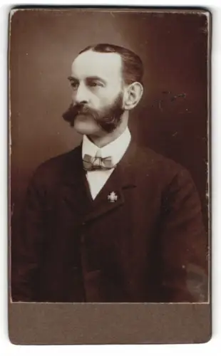 Fotografie Josef M., Luditz, Porträt eines Herren mit markantem Schnurrbart