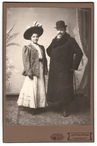 Fotografie Leopold Orelli, Landshut, Maximilianstr. 1, Porträt eines elegant gekleideten Paares