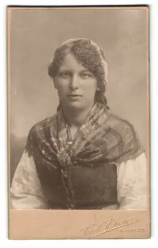 Fotografie Carl Ehrner, Alfdalen, Portrait einer Frau mit traditionellem Kopftuch in Tracht Schweden