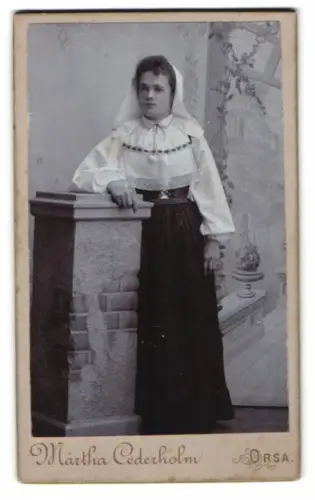 Fotografie Märtha Cederholm, Orsa, eine FrauAnna Moster in traditioneller schwedischer Kleidung