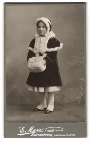 Fotografie E. Marr, Zweibrücken, Ixheimerstr. 76-80, Mädchen in Winterkleidung mit Muff