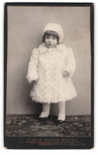 Fotografie Wilhelm Walcher, München, Neuhauserstr. 23, Kind in winterlicher Kleidung