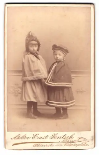 Fotografie Ernst Jentsch, Neisse, Kaiserstr., Zwei Kinder in Winterkleidung