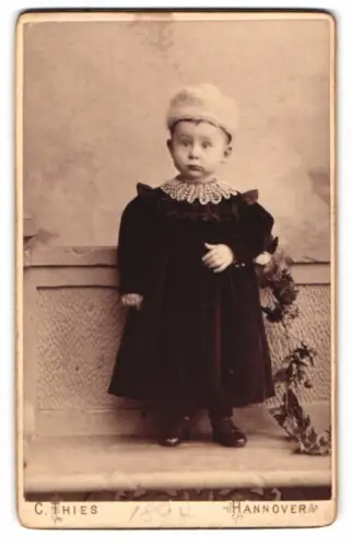 Fotografie C. Thies, Hannover, Höltystrasse No. 13, Porträt eines Kleinkinds in eleganter Kleidung