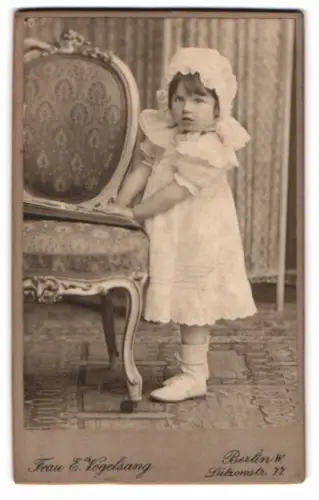 Fotografie Frau E. Vogelsang, Berlin, Lützowstrasse 77, Porträt jungens Mädchen Gerda Wunderlich im Kleidchen