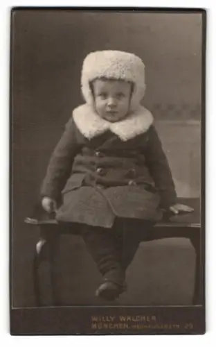 Fotografie Willy Walcher, München, Neuhauserstr. 29, Kleinkind in warmer Winterkleidung