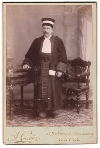 Fotografie A. Caccia, Le Havre, 84 Boulevard de Strasbourg, französischer Richter / Jurist in Amtsrobe