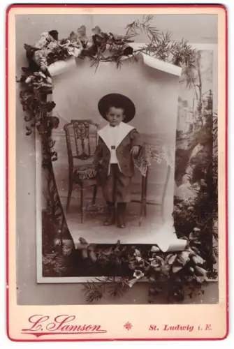 Fotografie L. Samson, St. Ludwig i. E., Junge mit grossem Hut im Passepartout