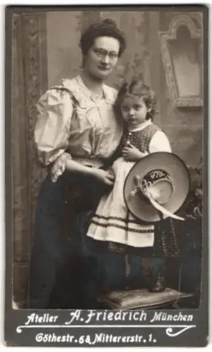 Fotografie A. Friedrich, München, Göthestr. 6, Frau Eugenie mit ihrer Nichte Felicitas Sachs in tracht, 1908