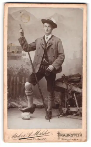 Fotografie A. Michler, Traunstein, Königstrasse 6, Junger Mann in Tracht mit Bergstock