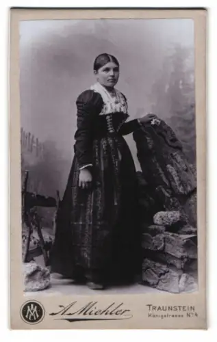 Fotografie Anton Miehler, Traunstein, Königstrasse 4, Frau in traditioneller Tracht