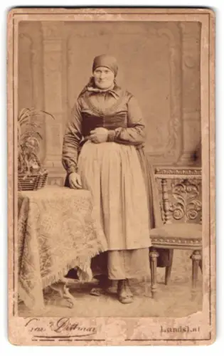 Fotografie Carl Dittmar, Landshut, zwischen den Brücken, Frau in traditioneller Tracht