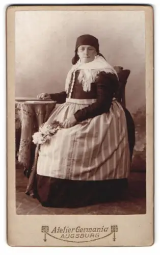 Fotografie Atelier Germania, Augsburg, Bahnhofstr. 12½, Frau in traditioneller Tracht