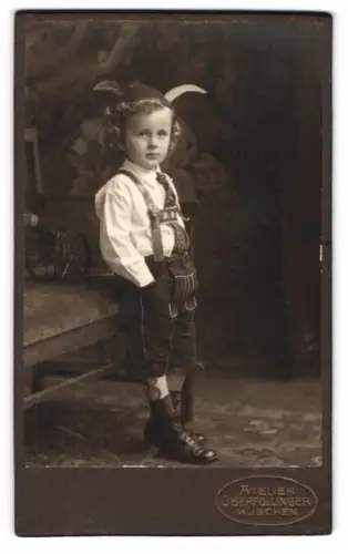Fotografie Atelier Oberpollinger, München, CDV eines Jungen in Tracht