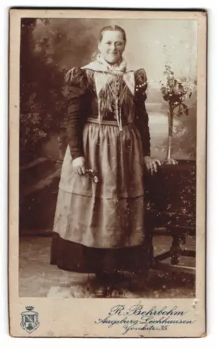Fotografie R. Behrbohm, Augsburg Lechhausen, Voerkelstrasse 35, Frau im traditionellen Kleid