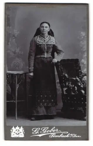 Fotografie G. Gober, Simbach am Inn, Dultstrasse 2, Porträt einer Frau in traditioneller Tracht