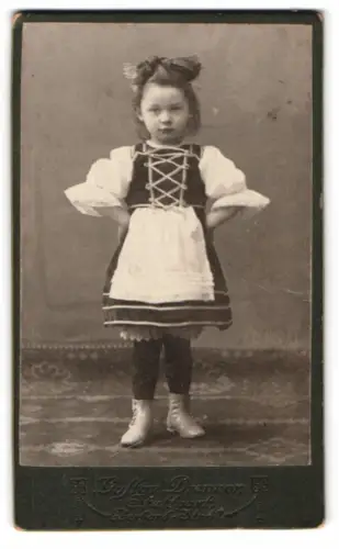Fotografie Gustav Brenner, Stuttgart, Eberhard-Str. 47, Porträt eines Mädchens Elsa in traditioneller Tracht
