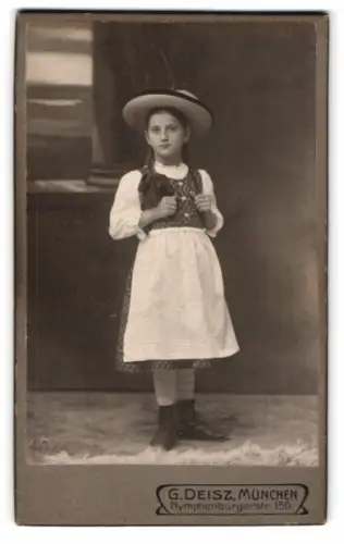 Fotografie G. Deisz, München, Nymphenburgerstr. 150, Mädchen im traditionellen Kleid