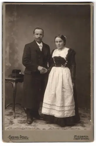 Fotografie Georg Pöltl, Miesbach, Rathausstrasse, Paar in traditioneller Kleidung, 1913