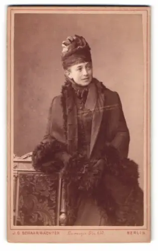 Fotografie J.C. Schaarwächter, Berlin, Leipziger Str. 130, Porträt einer Dame in eleganter Winterkleidung