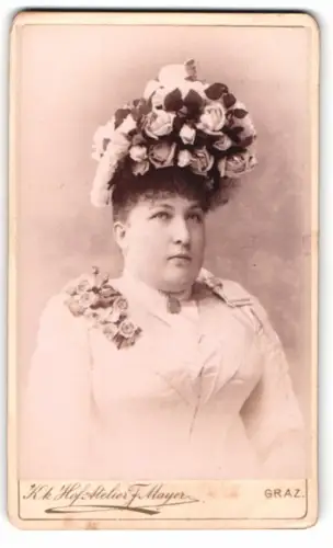 Fotografie Ferd. Mayer, Graz, Beethovenstrasse 21, Dame mit üppigem Blumenschmuck