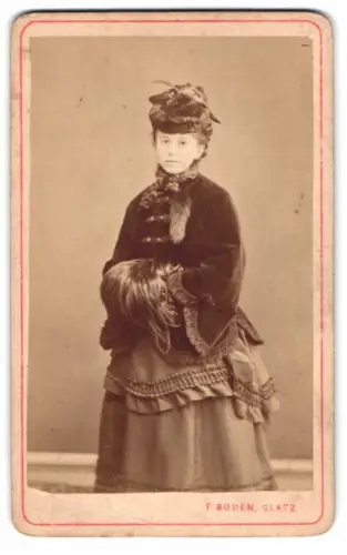 Fotografie Franz Boden, Glatz, Gegenüber der Stadt Pfarr-Kirche Nr. 119, Dame Fr. Müller in eleganter Wintergarderobe