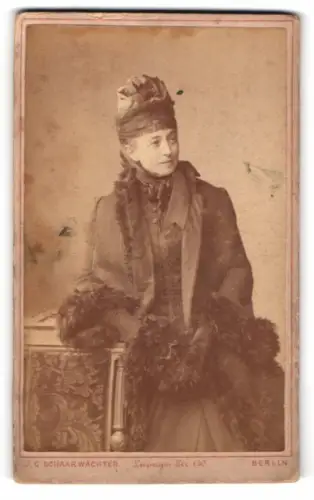 Fotografie J. C. Schaarwächter, Berlin, Leipziger Str. 130, Portrait einer elegant gekleideten Dame
