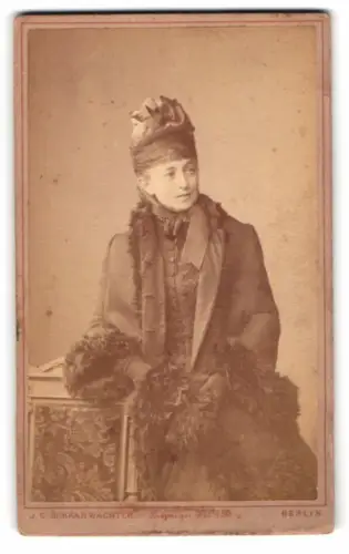 Fotografie J. C. Schaarwächter, Berlin, Leipziger Strasse 130, Porträt einer Dame in eleganter Winterkleidung