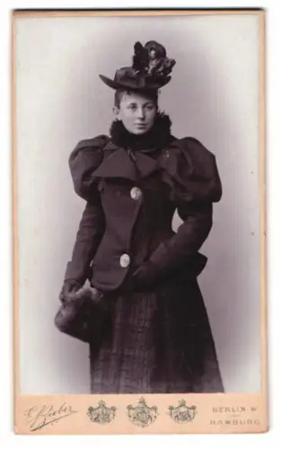 Fotografie E. Bieber, Berlin W, Leipziger Strasse 128, Elegante Dame mit opulentem Hut, Muff