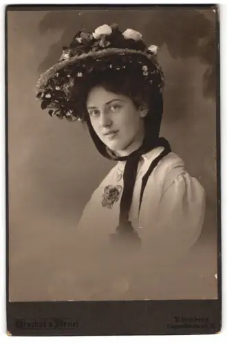 Fotografie Bischof & Broel, Nürnberg, Bayreutherstrasse 21, jungen Frau Anna Haas mit opulentem Hut