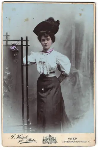 Fotografie J. Krotsch, Wien, Schönbrunnerstrasse 47, elegante Dame mit Hut am Paravent