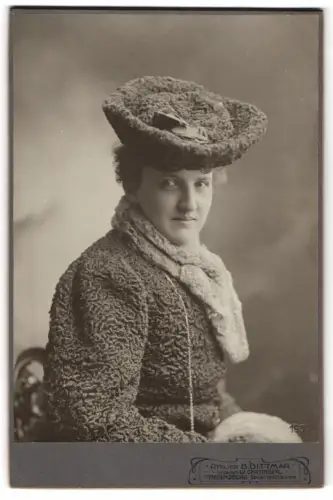 Fotografie B. Dittmar, Regensburg, Schäffnerstrasse 104a, Porträt einer Dame im eleganten Wintermantel mit passendem Hut