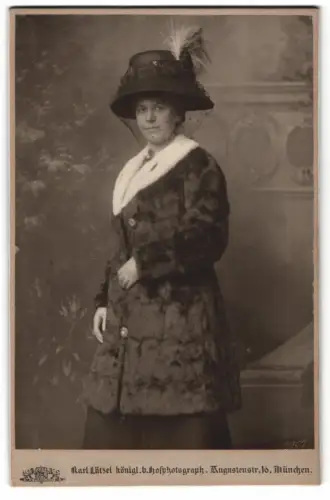 Fotografie Karl Lützel, München, Augustenstrasse 16, Dame in eleganter Pelz Winterkleidung