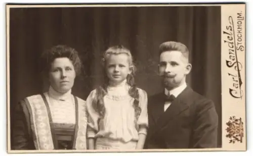 Fotografie Carl Sandels, Stockholm, Biblioteksgatan 11, Familienportrait, Tochter mit langen offenen Haaren