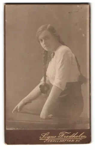 Fotografie Signe Fredholm, Trollhättan, Junge Frau mit langen geflochtenen Zöpfen