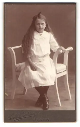 Fotografie Joh. Wastling, Sunne, Mädchen auf Stuhl in weissem Kleid mit langen Haaren