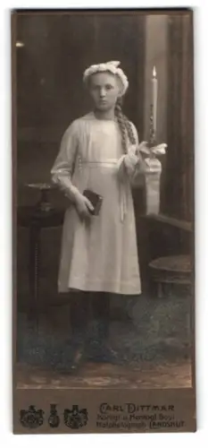 Fotografie Carl Dittmar, Landshut, Mädchen mit geflochtenen Zöpfen zur Kommunion samt Kerze und Buch