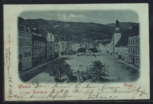 Mondschein-AK Leoben, Platz mit Brunnen und Säulendenkmal aus der Vogelschau