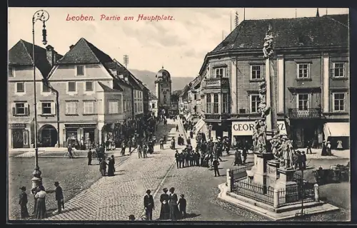 AK Leoben, Hauptplatz mit Säulendenkmal und Stadtturm, Passanten und Geschäften