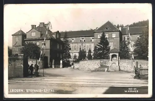 AK Leoben, Stefanie-Spital, Frontansicht mit Bahnübergang, Mauer u. Türmchen