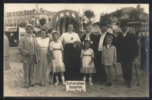 AK Ahlbeck / Ostseebad, Gruppe in Sommerkleidung am Strand 1913