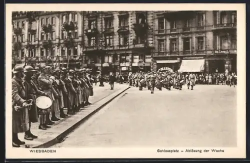 AK Wiesbaden, Schlossplatz, Ablösung der Wache