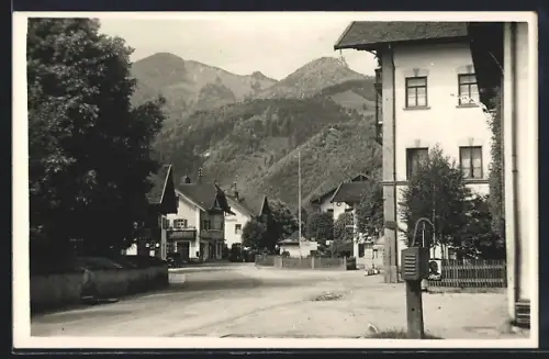 AK Grassau / Chiemgau, Partie im Ort mit Blick zu den Bergen
