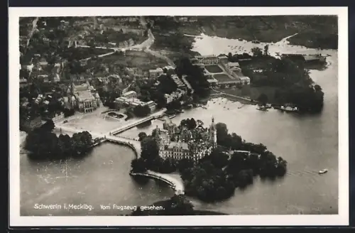 AK Schwerin / Mecklenburg, Ort vom Flugzeug gesehen