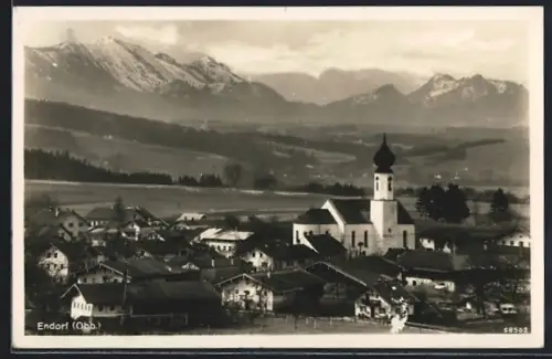 AK Endorf /Obb., Ortsansicht mit Kirche und Alpenpanorama