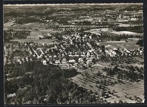 AK Friedrichshafen /Bodensee, Gesamtansicht mit Gasthaus Dorfkrug R. Schnabel, Fliegeraufnahme