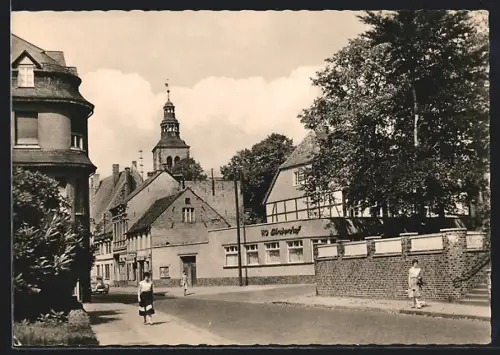 AK Gardelegen, Strassenpartie mit HO und Kirchturm