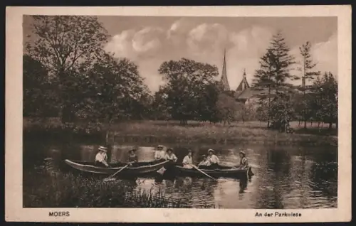 AK Moers, An der Parkwiese, Bootspartie mit Ortspanorama