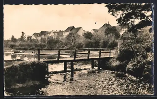 AK Gnoien /Meckl., Brücke am Grenzbach mit Ortspanorama