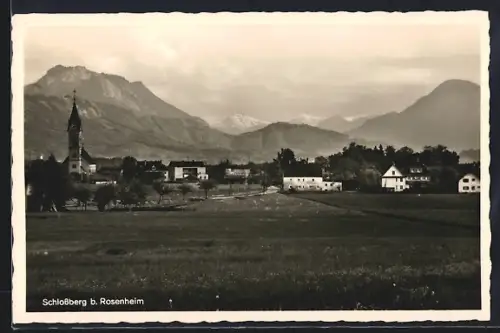 AK Schlossberg bei Rosenheim, Ortsansicht mit Bergpanorama